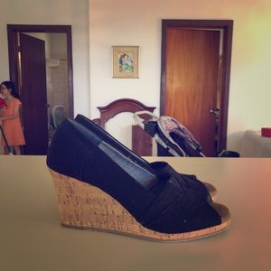 Toms wedges black